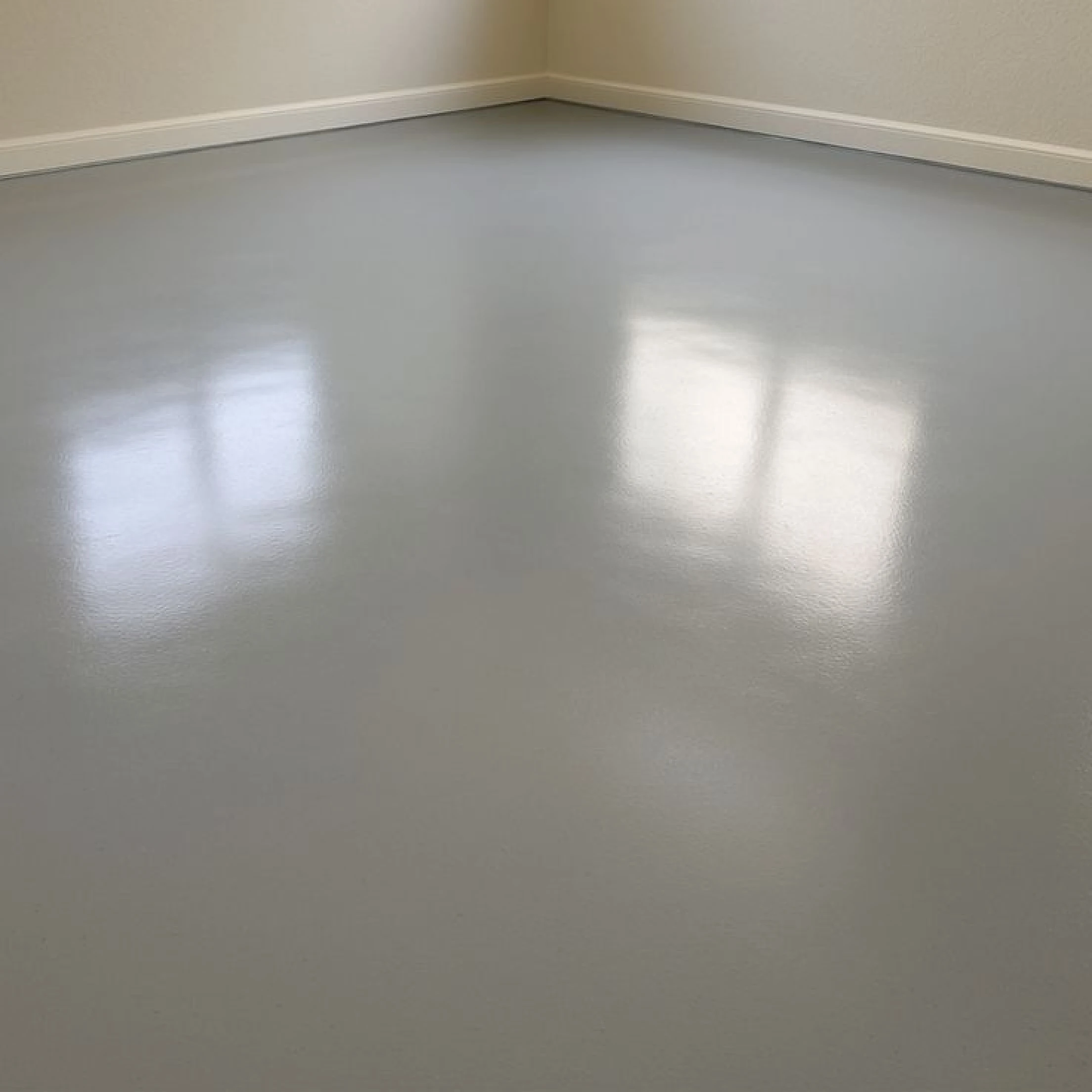 Sala com piso vinílico antes do efeito claro
